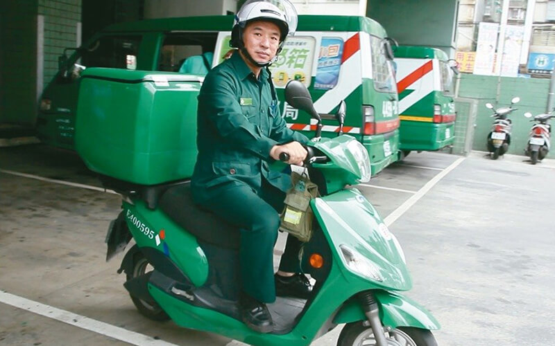 taiwanese postman on Greentrans's e-scooter